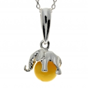 925 Sterling Silver Lucky Elephant sitting on Amber Ball – GL354 20″ diamond cut curbs chain – Lemon – Pendant – SilverAmberJewellery